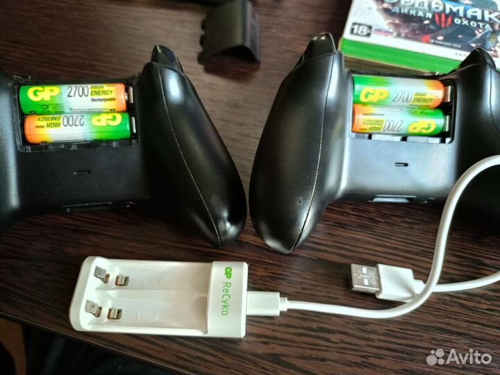 Xbox One X, 2 геймпада, 5 дисков