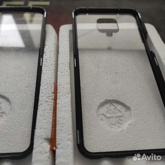 Чехол жёсткий фиксируется, на магнитах