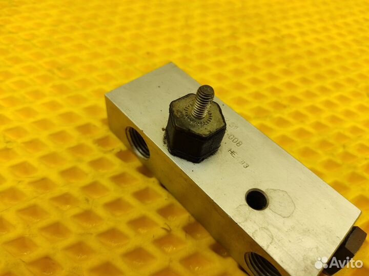 Клапан гидроподвески Mercedes-Benz W220 M113.991