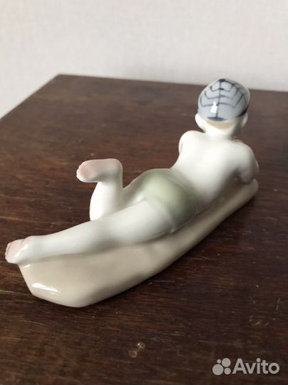 Статуэтка-мальчик с камешком лфз