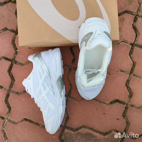 Кроссовки женские Asics