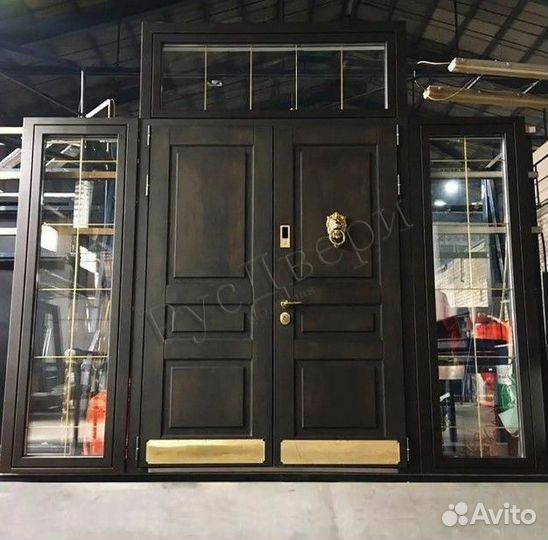 Широкая двустворчатая дверь для частного дома