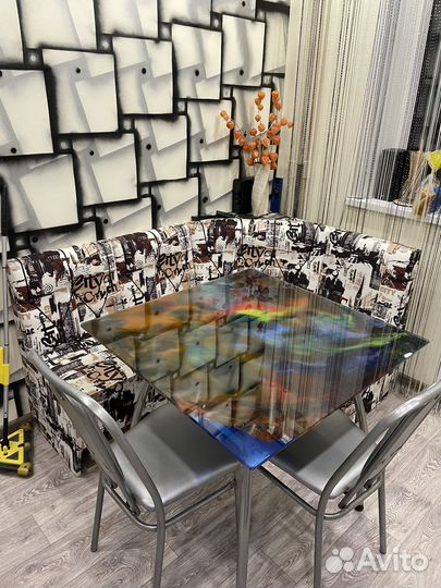 Кухонный уголок со столом и стульями