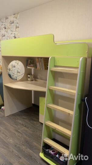 Детская кровать чердак со столом и шкафом