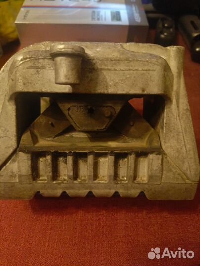 Подушка двигателя верхняя правая vag