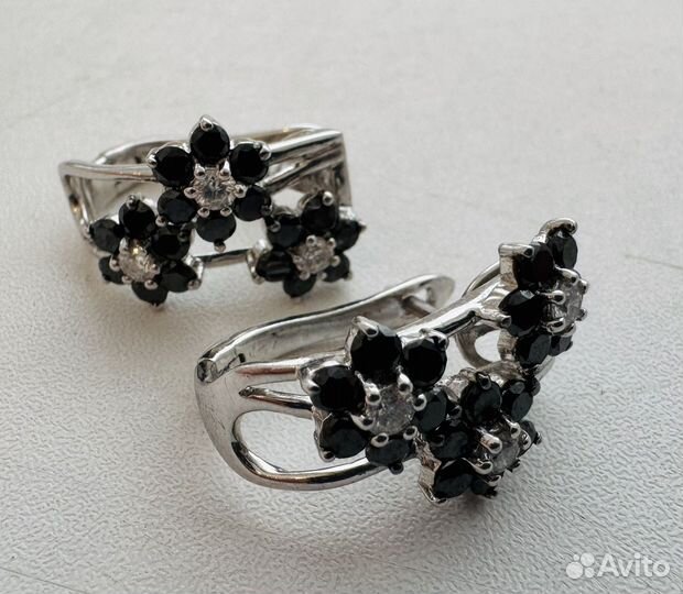 Серьги с чернымии белыми бриллиантами
