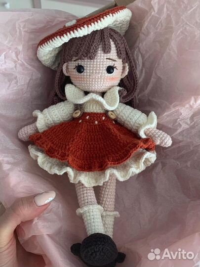 Вязаная кукла с одеждой