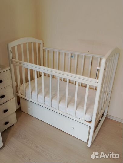 Детская кроватка с маятником и ящиком