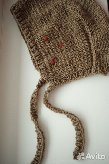 Вязаный чепчик с вышивкой