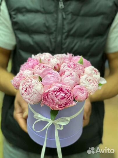 Пионы в коробке букет корзина 1 сентября 8 марта