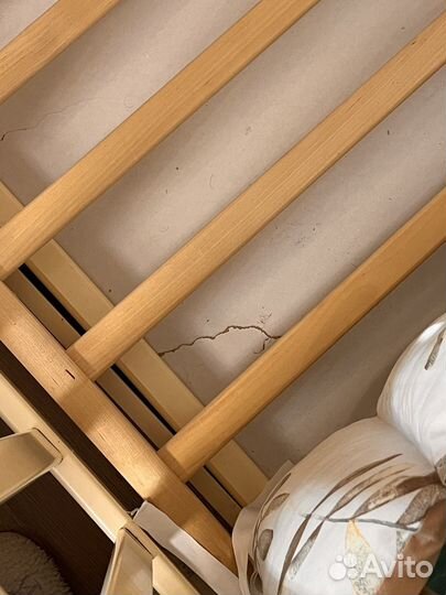 Детская кроватка с маятником