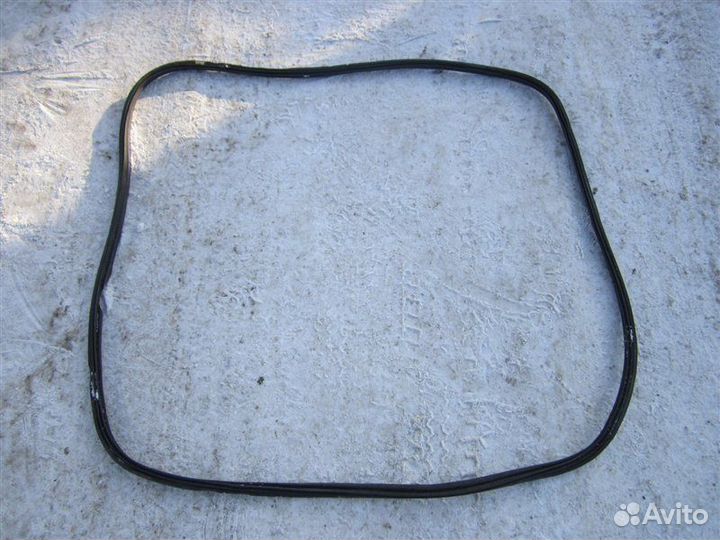 Уплотнительная резинка багажника Nissan R'nessa