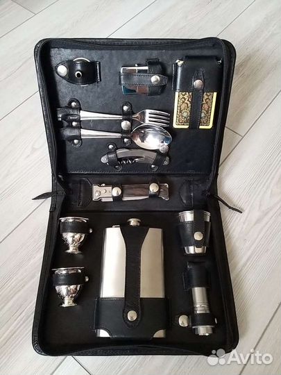 Набор дорожный в кожаном чемодане