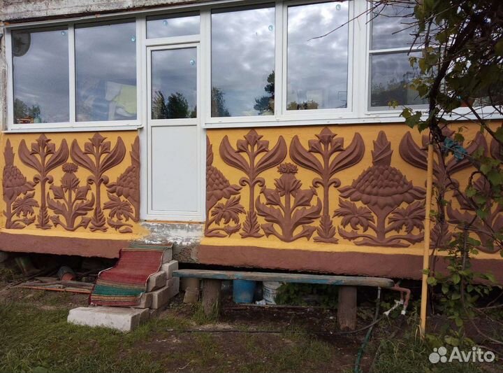 Барельеф на фасаде здания и внутри помещения