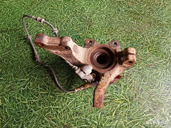 Поворотный кулак передний левый Опель Вектра Б