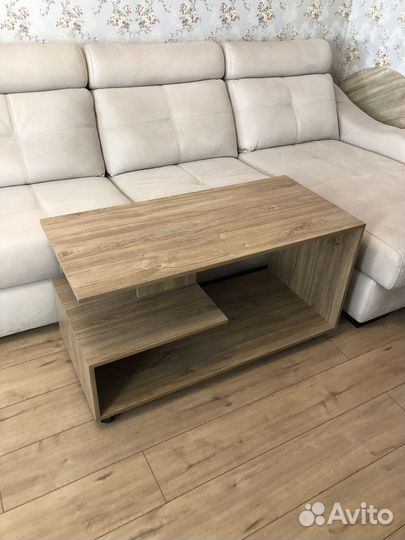 Стол журнальный на колесах новый