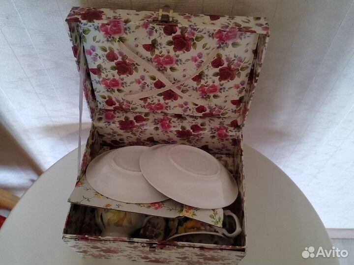 Чашки с блюдцем в подарочной коробке