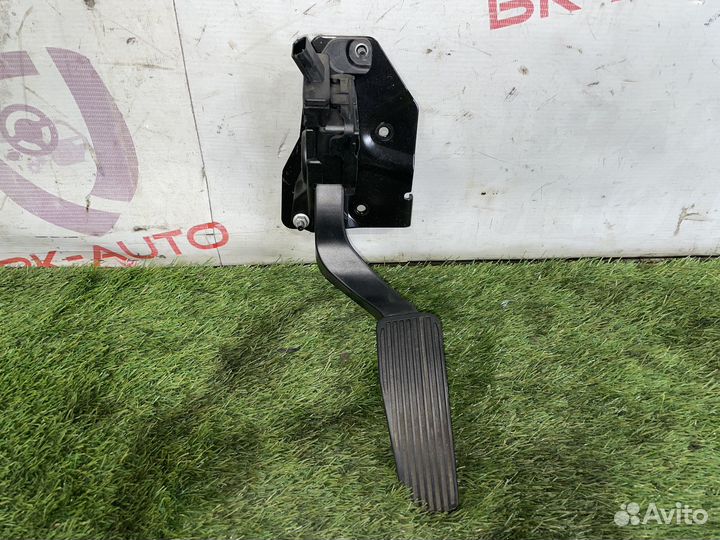 Педаль газа Dodge Nitro 2011