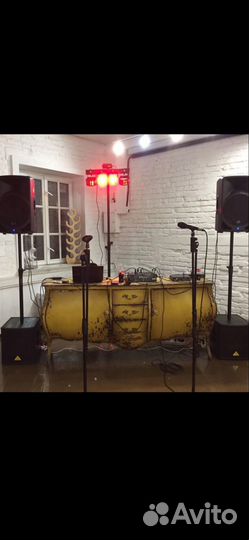 DJ (ди-джей) с аппаратурой