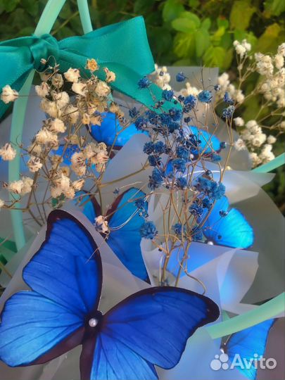 Светящийся букет из бабочек с гипсофилами
