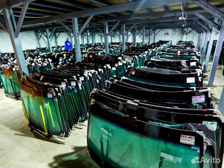 Стекло лобовое верхнее Komatsu