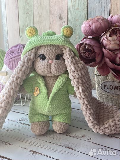 Зайка в костюме символа 2024 года