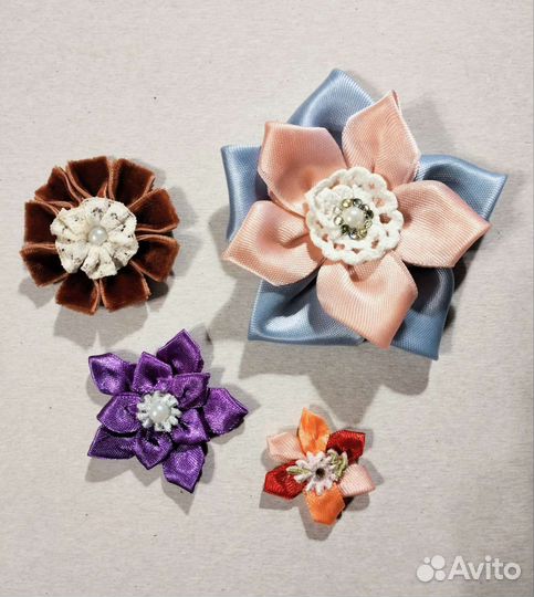 Набор декоративных цветочков из лент