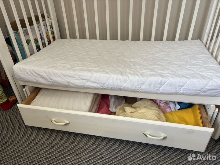 Детская кроватка с маятником и ящиком