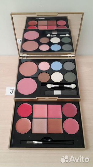 Набор декоративной косметики. Палитра теней помад