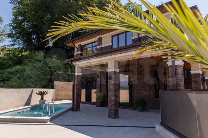 Коттедж 215 м² на участке 6 сот.