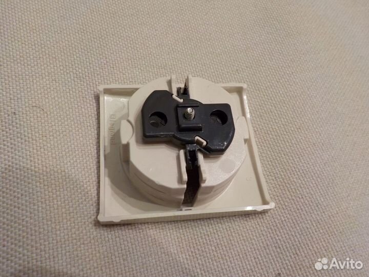 Внешняя накладка розетки Legrand Valenа