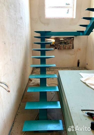 Металлические лестницы с поворотом