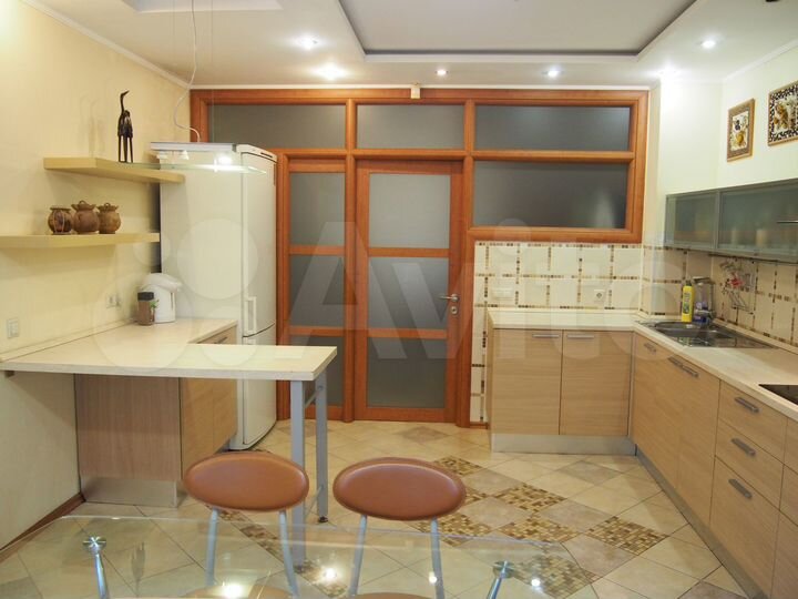 4-к. квартира, 142 м², 2/6 эт.