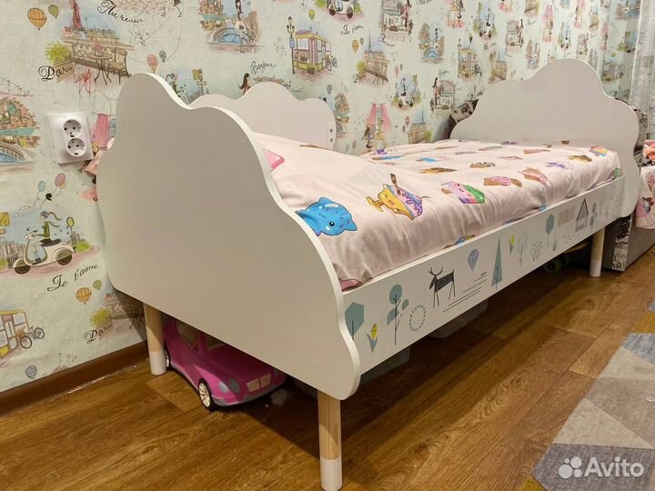 Детская кроватка с бортиком