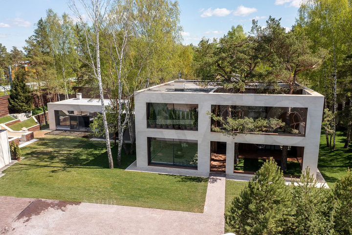 Дом 920 м² на участке 30 сот.