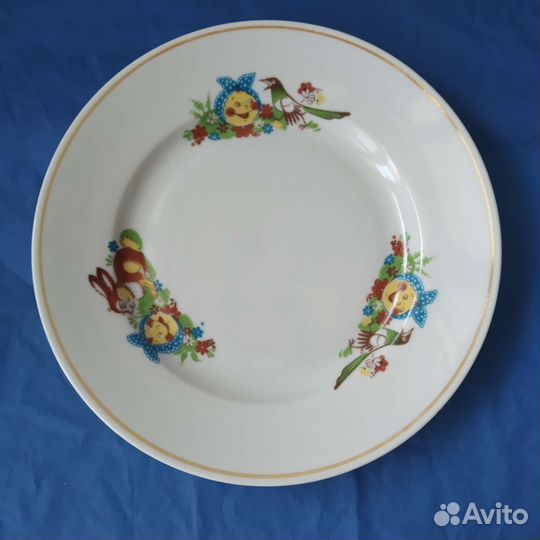 Детская посуда: тарелки, чашка, ложки