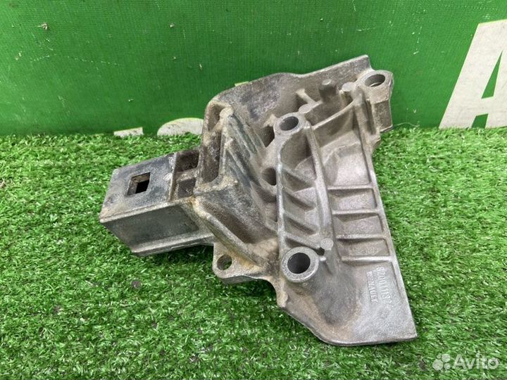 Кронштейн опоры двигателя правый Renault Symbol