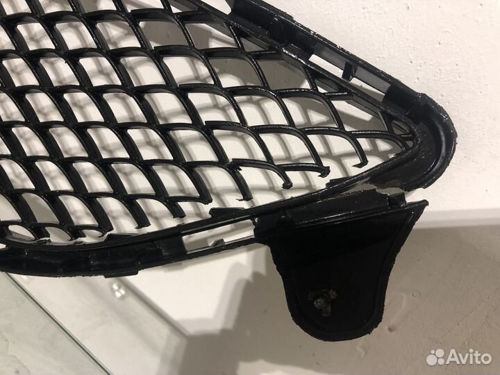 Решетка переднего бампера mercedes E212 с дефектом