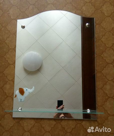Зеркало с полочкой