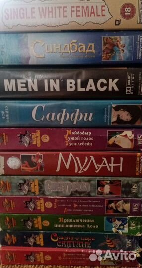 Видеокассеты с фильмами, мультфильмами