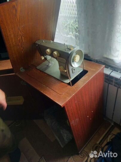 Швейная машина Чайка 142м