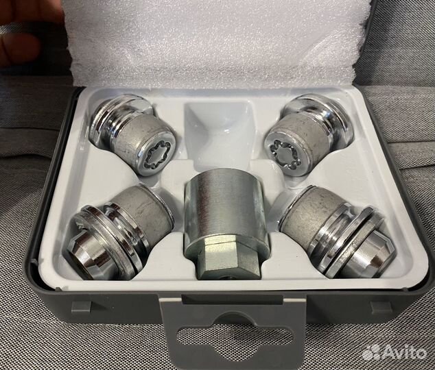 Оригинальные секретки Toyota LC 300 M14 x 1,5