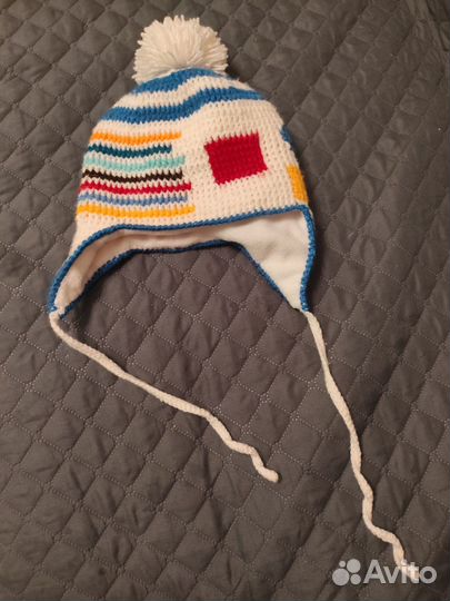 Теплая шапка для малыша с пумпоном ручной работы