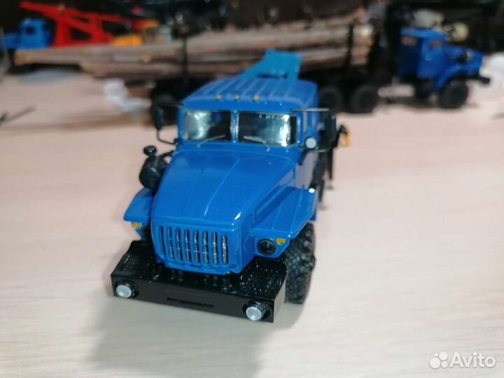 Модель грузовика Урал с манипулятором