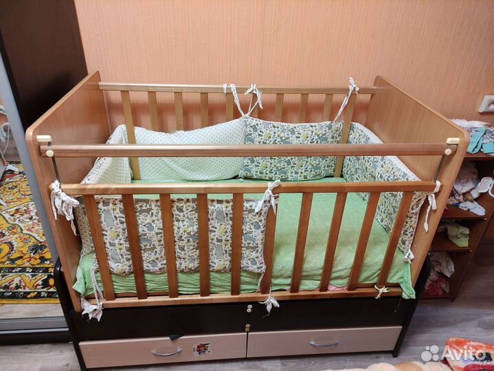 Детская кроватка с маятником и ящиками