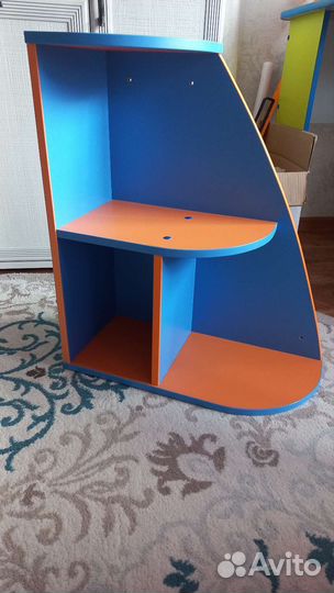 Стол письменный угловой с навесными полочками