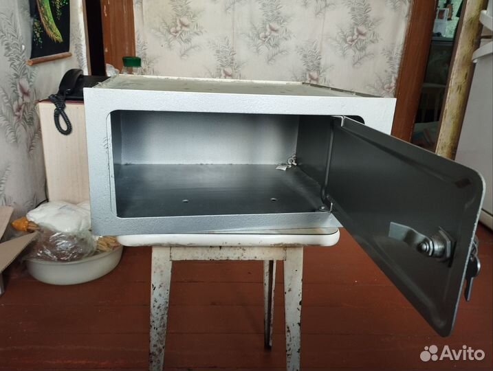 Металлический ящик (сейф)