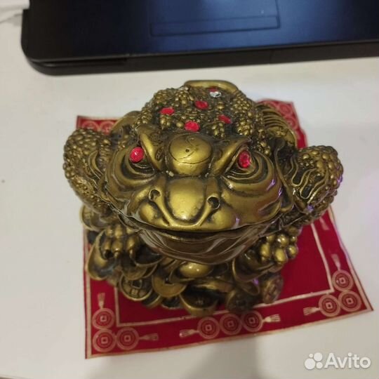 Статуэтка лягушка фен шуй