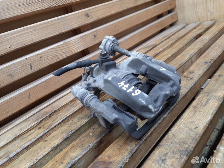 Opel Astra J GTC - Суппорт тормозной задний левый