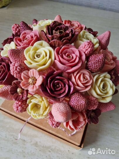 Шоколадные цветы в коробке